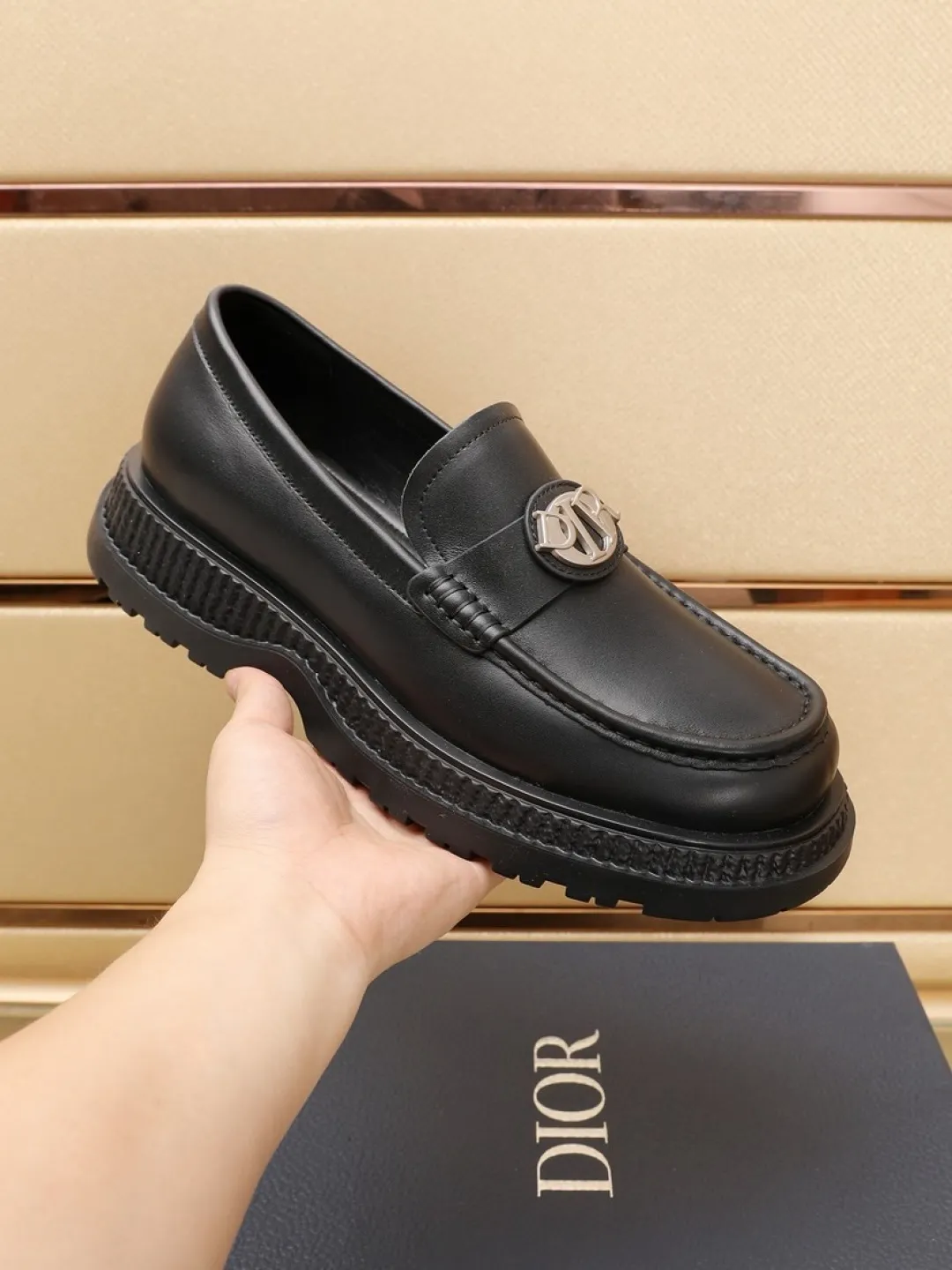Factory P500💰dior 🆕Men's classic loafers, which combine classic shoe styles with retro California style. Slipper style design, easy to put on and take off. Crafted from top-grain cowhide leather, they feature a rubber lugged sole and the DIO* AND SHAWN signature in brass and enamel. Wear it with casual clothing or a suit. Size: 38-44 (45.46 customized)